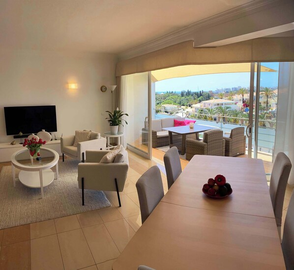 TV - Parque nº 8 - Comfortable Penthouse Apartment (Ferragudo)