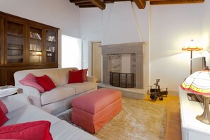 Fernseher, Kamin, Arbeitsbereiche