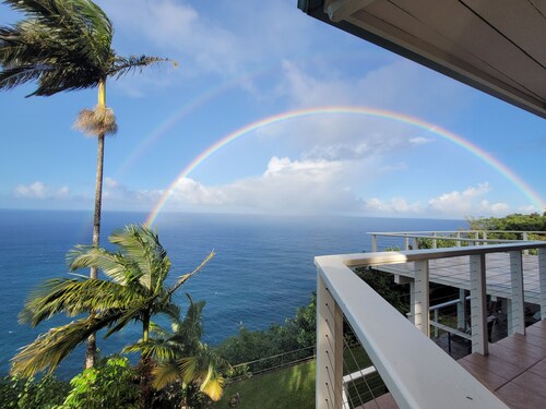 Paradise Bluff: Cliffside Home w/Gorgeous Ocean Views and Tropical Garden