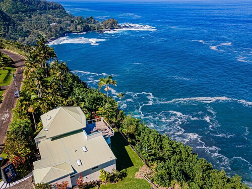 Paradise Bluff: Cliffside Home w/Gorgeous Ocean Views and Tropical Garden