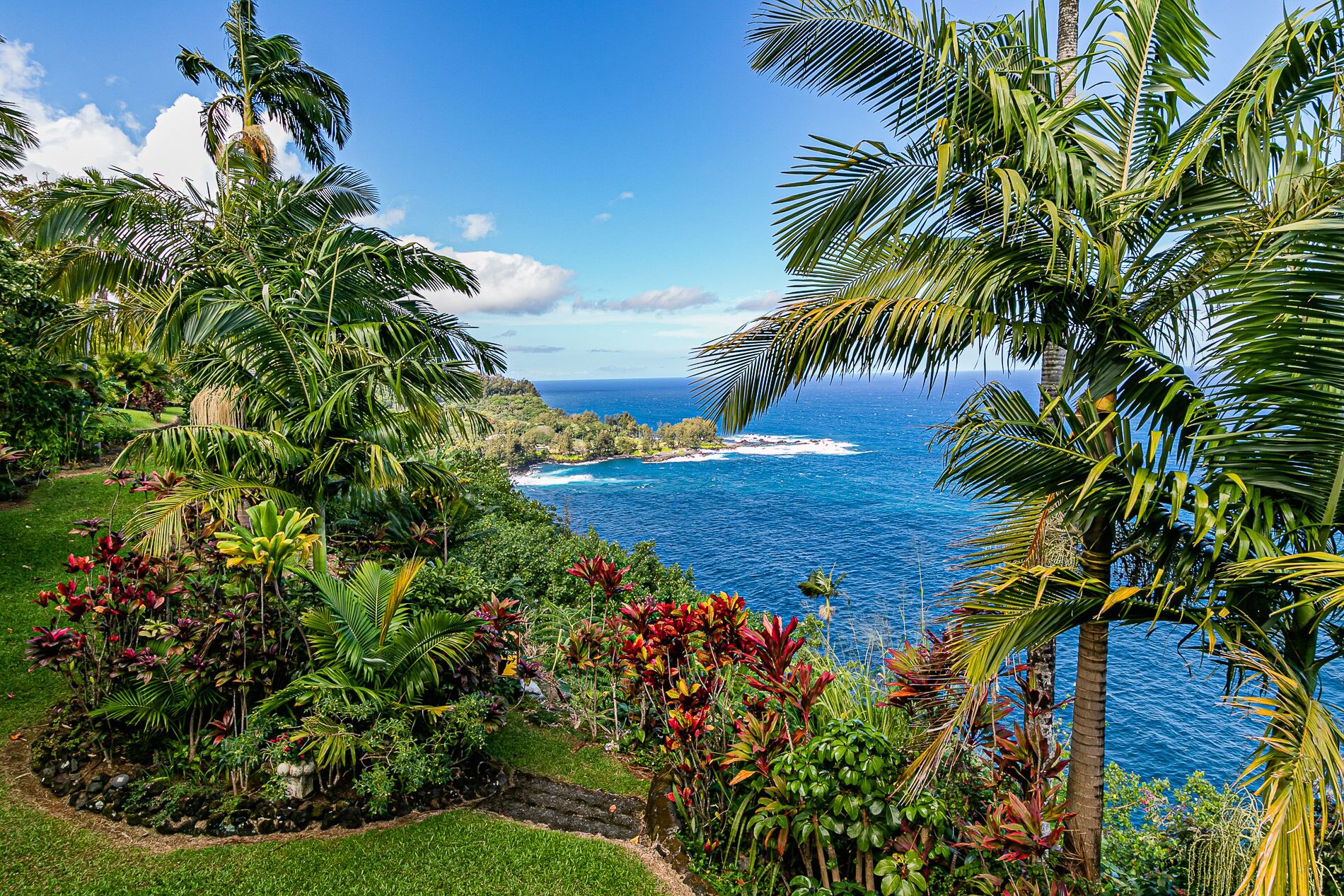 Paradise Bluff: Cliffside Home w/Gorgeous Ocean Views and Tropical