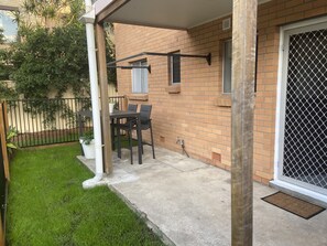Outdoor dining - 2 Bedroom private flat close to Talle creek and beach   (Burleigh Heads)