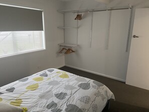 2 bedrooms, WiFi, bed sheets - 2 Bedroom private flat close to Talle creek and beach   (Burleigh Heads)