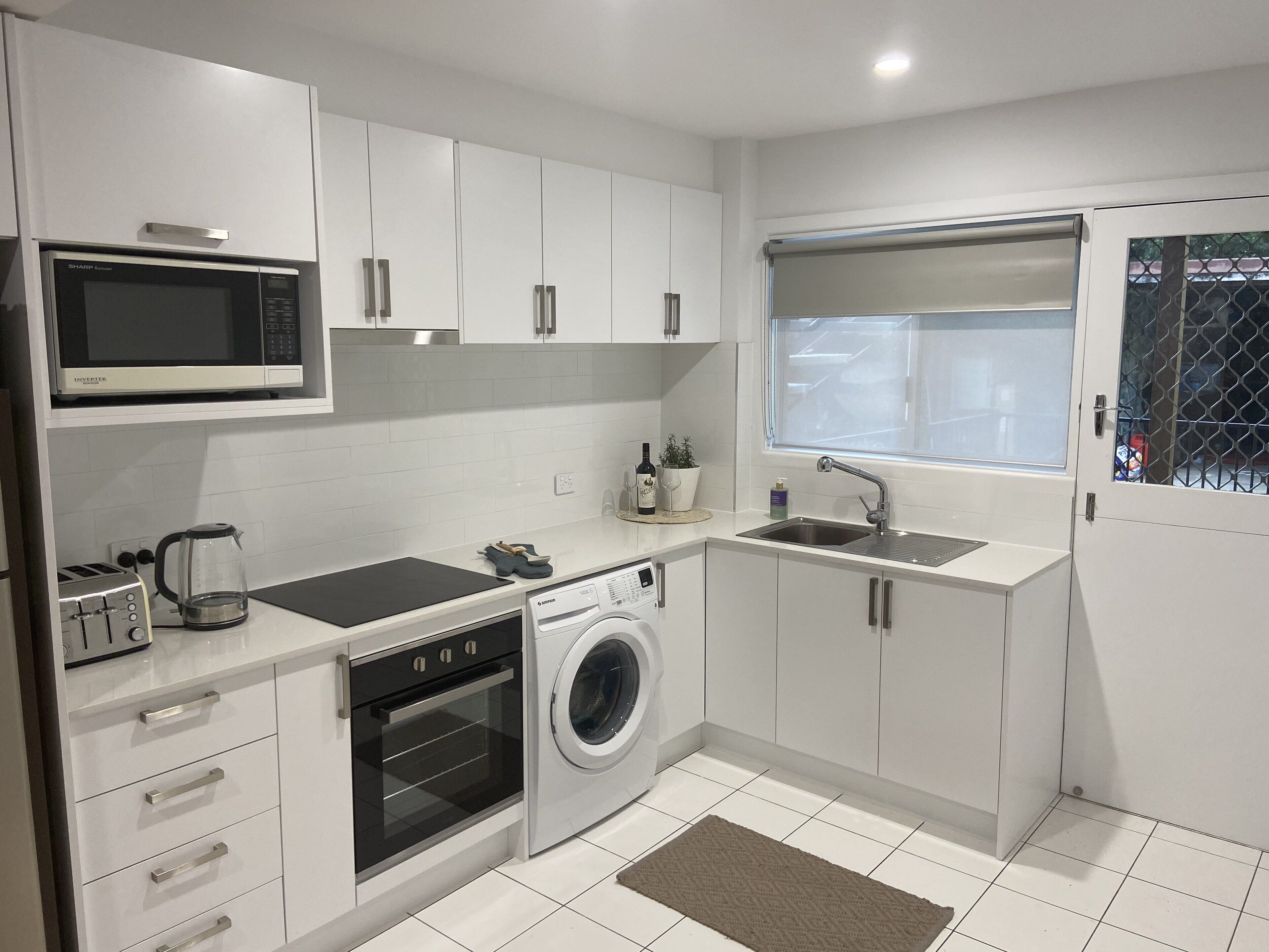 電子レンジ、オーブン、調理器具と食器