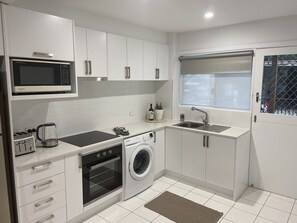 Micro-ondes, four, batterie de cuisine, vaisselle et ustensiles