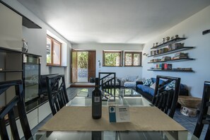 Villa, 3 habitaciones, patio, vista al océano | Sala de estar | Libros 
