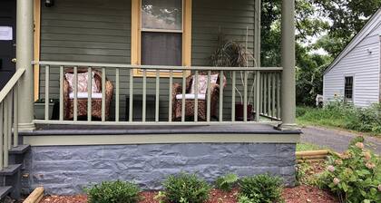 Lovely 2 queen size bedroom apt one block from Rough Draft and Uptown Kingston