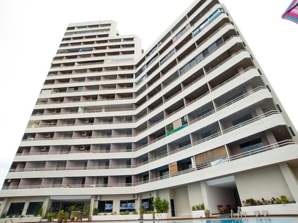 Condo, 1 Bedroom | Terrace/patio - Angket Hip Residence in Jomtien Listed by Pattaya Property Shop Quality Assured (Pattaya)