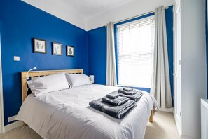 2 bedrooms, iron/ironing board, internet