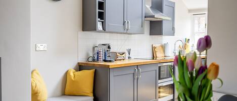 Réfrigérateur, four à micro-ondes, un four, surface de cuisson