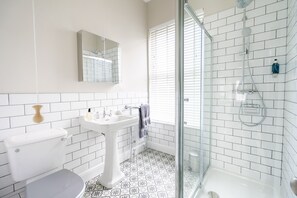 Een douche, een haardroger, handdoeken