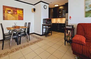Apartment, 1 Bedroom, Accessible, Smoking | Dining