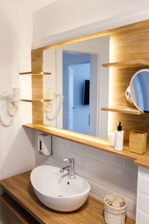 Apartment, 1 Bedroom, Smoking, Balcony | Bathroom