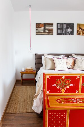 A bedroom with a bed, bedside table, and wall art. - Apartment - Cismigiu Gardens (Bucharest)
