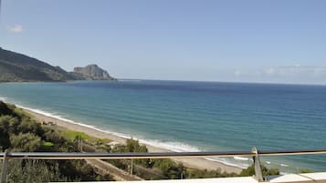 Plage à proximité, chaises longues