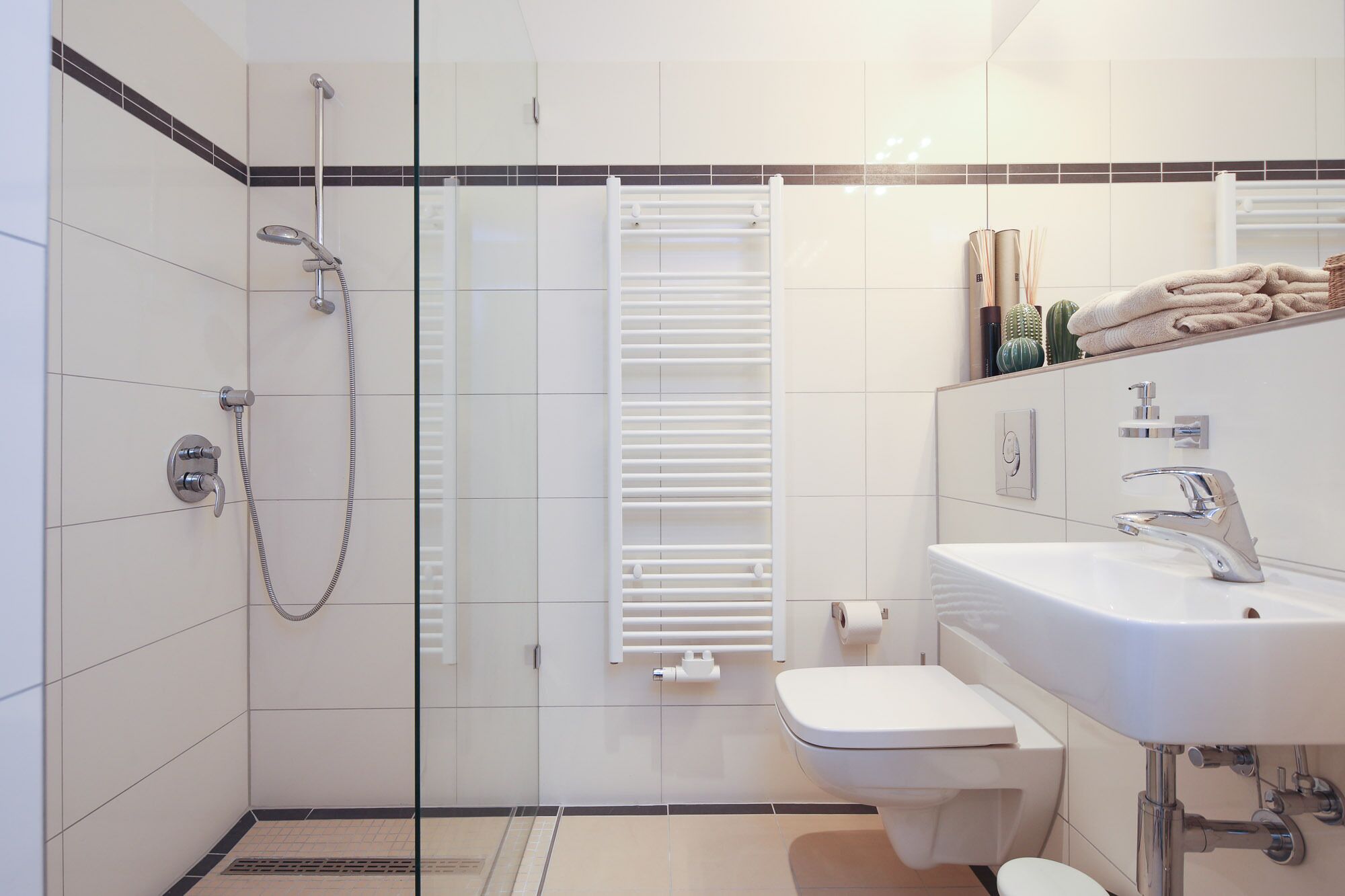 Douche, serviettes fournies, papier toilette