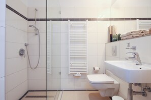 Dusche, Handtücher, Toilettenpapier
