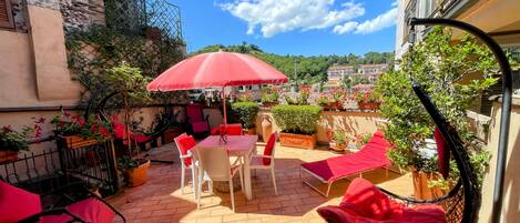 Apartment, 2 Bedrooms, Smoking, Balcony | Tempat makan luar