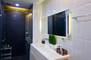 Towels, shampoo - New Condo Nimman Area Close To Maya Mall, Pool (Chiang Mai)