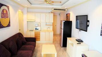 Condo, 1 Bedroom, Smoking, Balcony | Living room