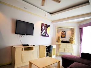 Condo, 1 Bedroom, Smoking, Balcony | Living room