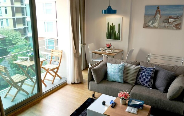Living room - Beautiful Condo Nimman Area, Terracepoolgym (Chiang Mai)