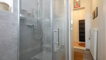 Douche, serviettes fournies
