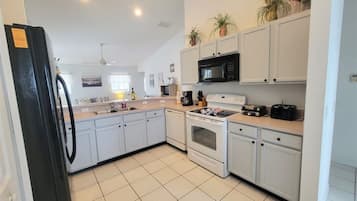 Casa, 4 habitaciones, alberca privada, vista al jardín | Interior