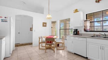 Casa, 4 habitaciones, alberca privada, vista al jardín | Comedor