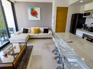 Departamento, 1 habitación, balcón, vista a la ciudad | Cocina privada | Microondas, cafetera y tetera y utensilios de cocina 