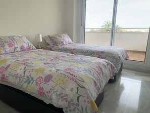 2 chambres, bureau, chambres insonorisées, fer et planche à repasser