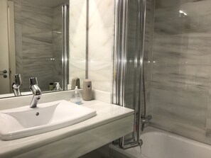Kostenlose Toilettenartikel, Haartrockner, Bidet, Handtücher