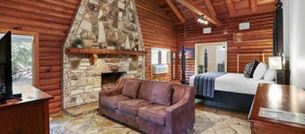 Resort Suite Across the Street from Market Days - Sleeps 4!