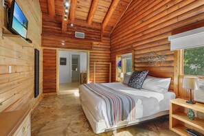 1 bedroom, iron/ironing board, WiFi, bed sheets - WLCRS - Unit 4 -Walk to Market Days -  Resort Pool! (Wimberley)