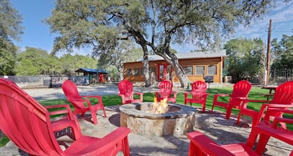 Resort Swimming Pool, Fire Pit, Grill, and Bocce Ball Court - Sleeps 4!