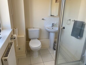 Apartment, 2 Bedrooms, River View | Bathroom | Free toiletries, hair dryer, towels