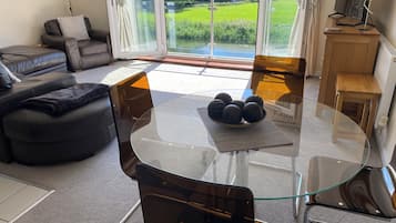 Apartemen, 2 kamar tidur, pemandangan sungai | Tempat makan