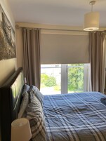 Apartamento, 2 habitaciones, vistas al río | 2 dormitorios, tabla de planchar con plancha, ropa de cama