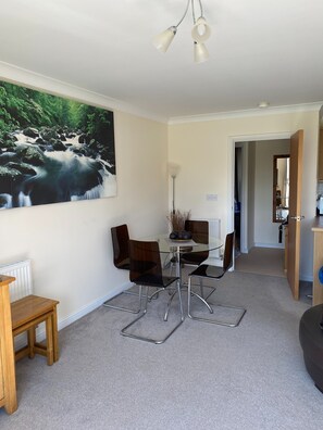 Apartment, 2 Bedrooms, River View | Dining