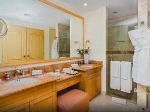 Basic-Zimmer | Badezimmer | Badewanne und Dusche (separat), Whirlpool, kostenlose Toilettenartikel