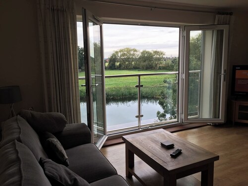 Riverside Penthouse 2BR & 2 Bath 2 Parking View Near St Neots