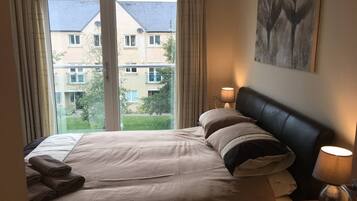 Appartement, 2 chambres, vue fleuve | 2 chambres, fer et planche Ă repasser, lit parapluie, draps fournis