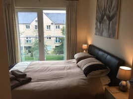 Apartamento, 2 habitaciones, vistas al río | 2 dormitorios, tabla de planchar con plancha, cuna de viaje