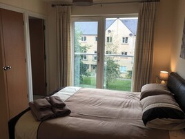 2 habitaciones, tabla de planchar con plancha y cuna de viaje 