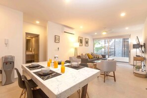 Condo, 1 habitación, balcón, vista al jardín | Cocina privada | Microondas y cafetera y tetera 