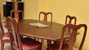 Apartment, 2 Bedrooms, Balcony, Garden View | Dining