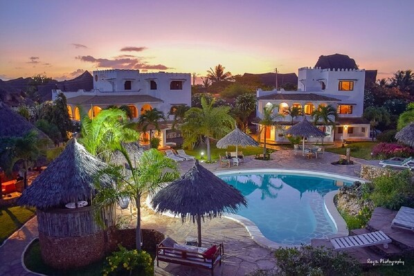 Apartamento, 4 quartos, para fumantes, sacada | Piscina | Piscina externa