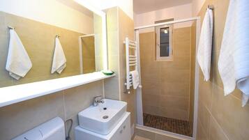 Apartment, 2 Bedrooms, Smoking, Balcony | Bathroom