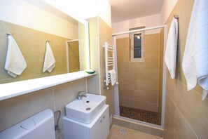 Apartment, 2 Bedrooms, Smoking, Balcony | Bathroom - Privilege Apartment - Two Bedrooms - 5 Guests - Cismigiu Gardens (Bucharest)