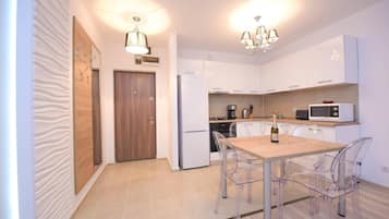 Apartemen, 2 kamar tidur, Boleh Merokok, balkon | Tempat makan